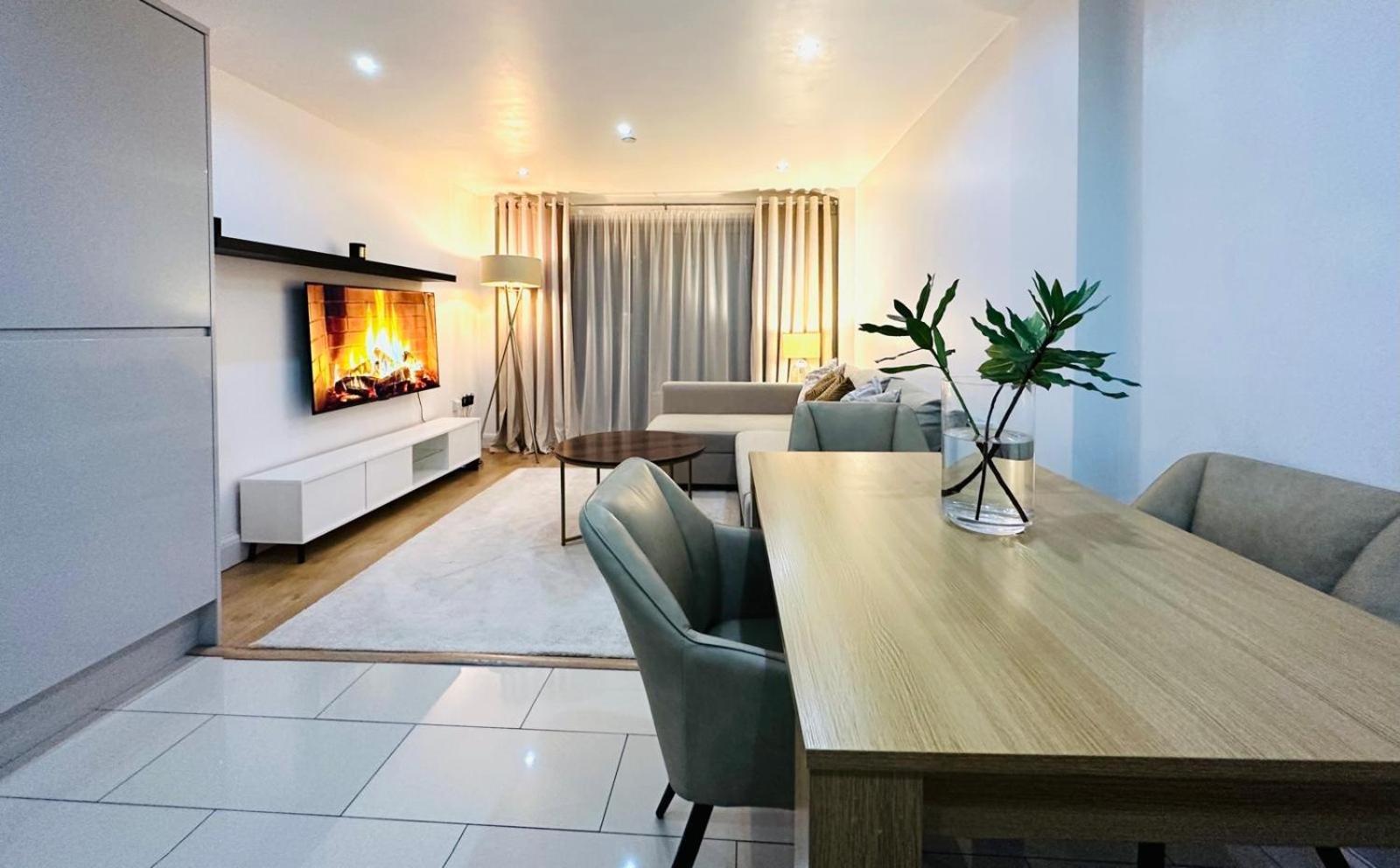 Westferry Deluxe Penthouse * London