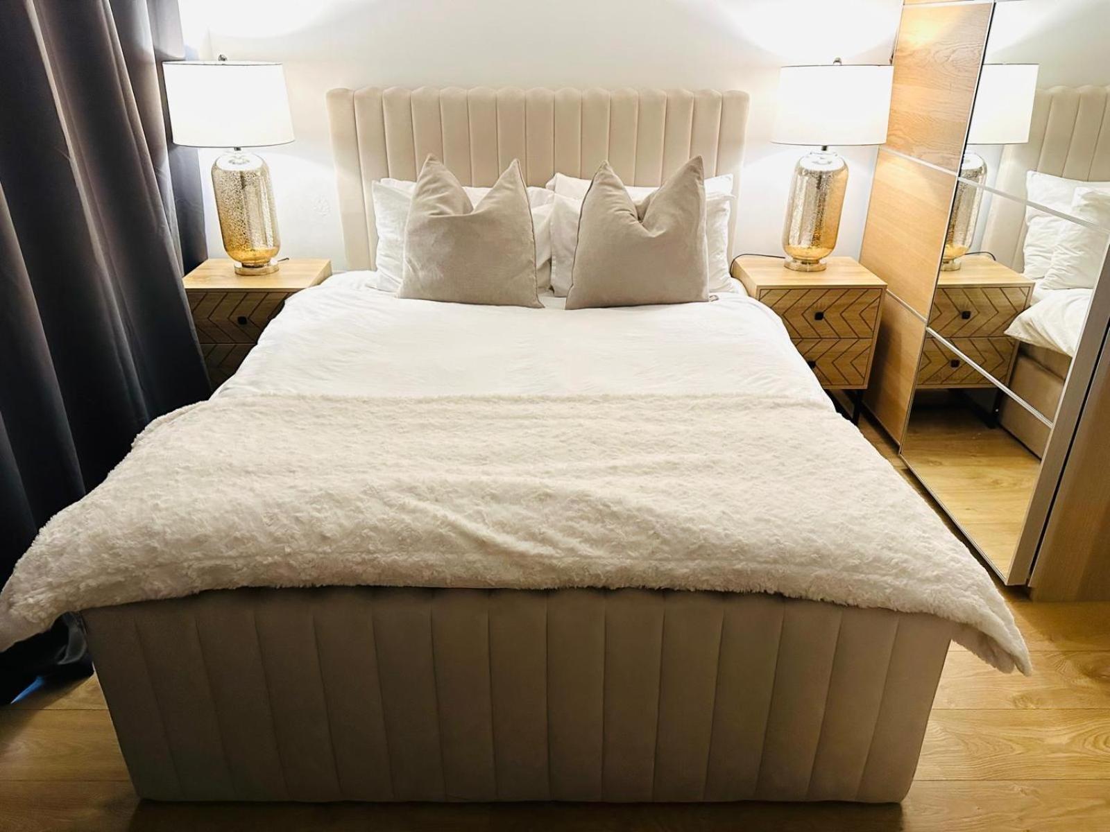 Apartment Westferry Deluxe Penthouse London